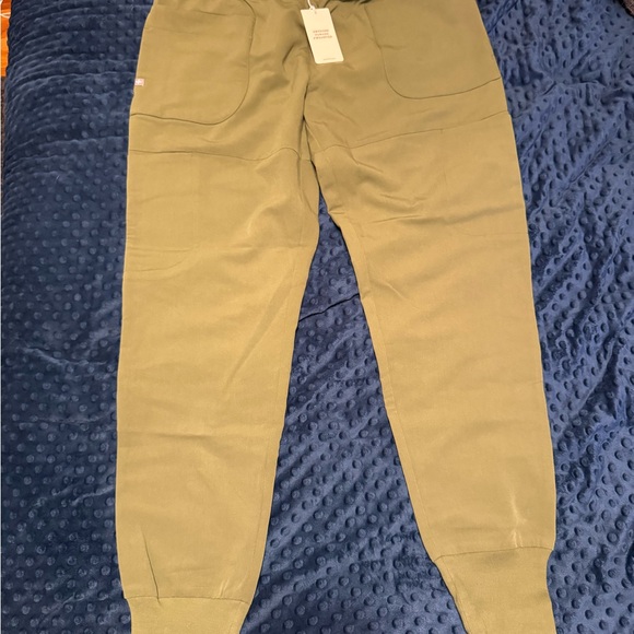 Figs Sage Green Catarina One-Pocket Scrub Top and Skinny Jogger Pants - Picture 3 of 4